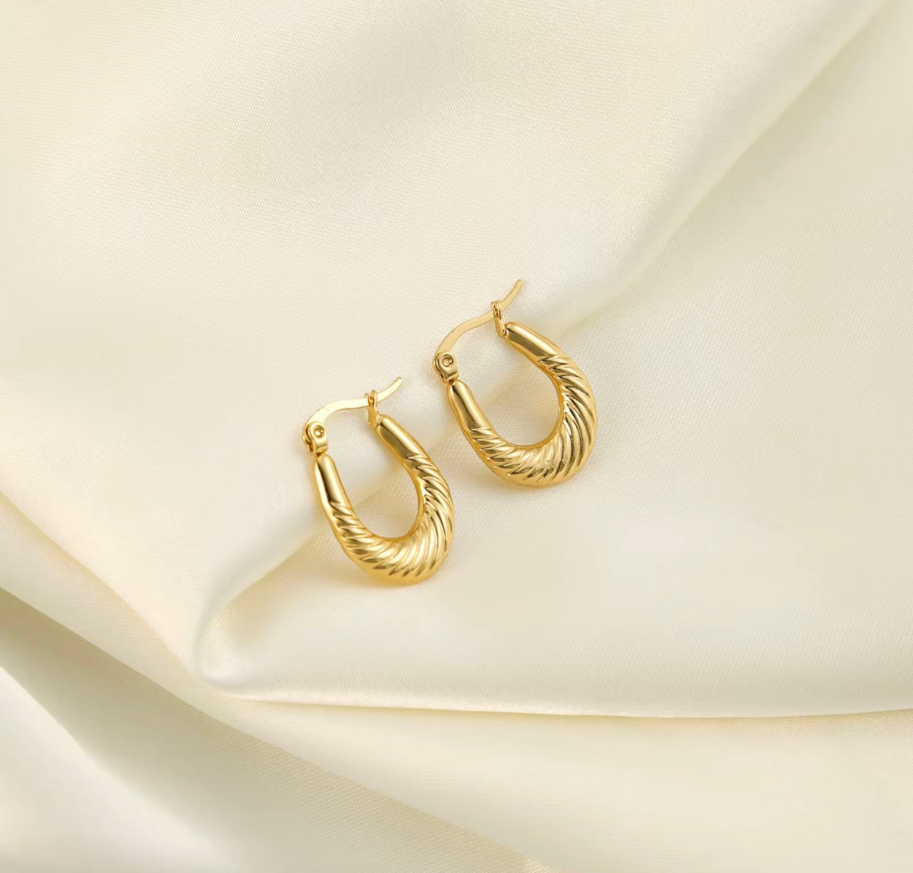 Juli Hoops