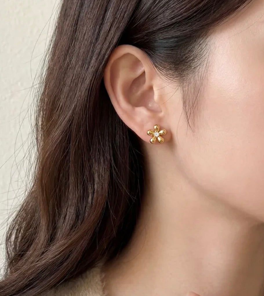 Valeria Studs