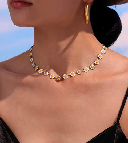 Gold Daisy Necklace