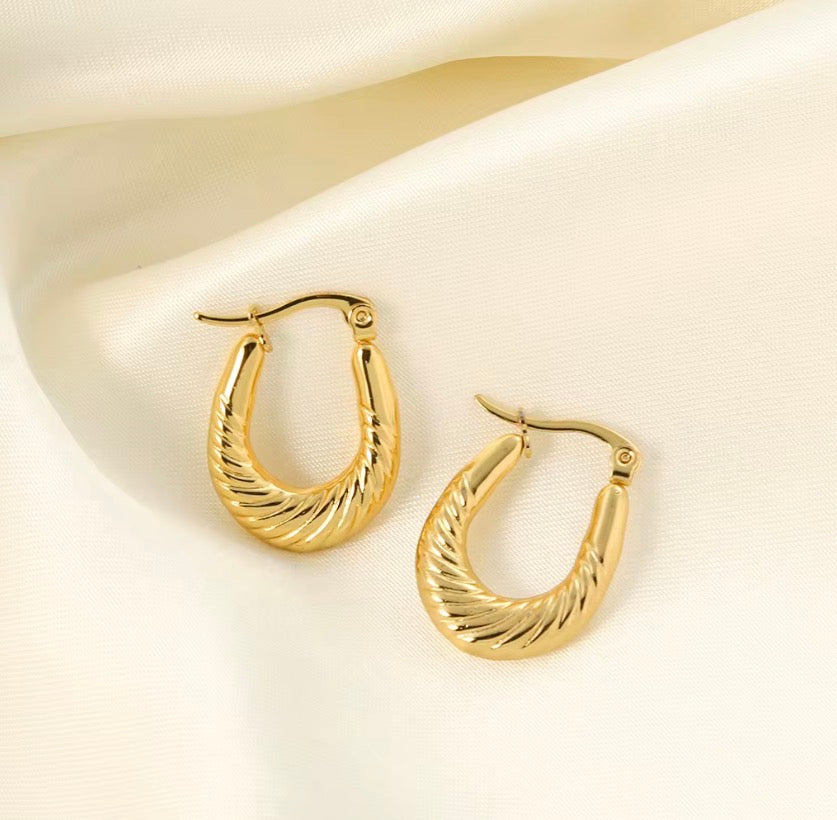 Juli Hoops