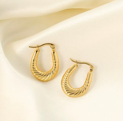 Juli Hoops